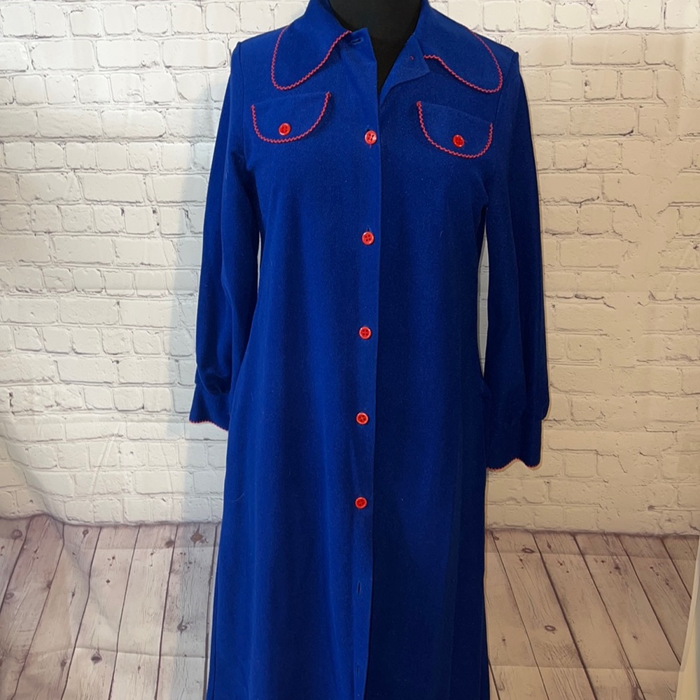 - Vassarette vintage Small floor length robe. Button down. In like new con…